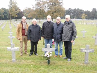 Vertreter aus der Besuchergruppe legten am Grab Reeder einen Blumenstrau nieder.