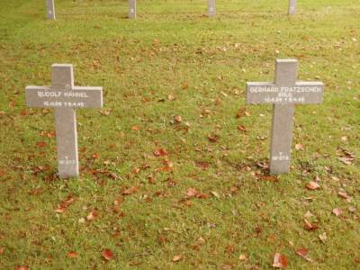 Die einheitlichen Kreuze sowie der Friedhof , werden von freiwilligen Jugendlichen in Arbeitseinstzen gereinigt und unterhalten.