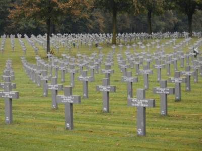 Grabkreuze aus einem der Grberfelder