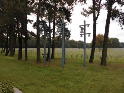 Glockengelut im Zentrum, welches nach festgelegtem Rytmus erklingt.