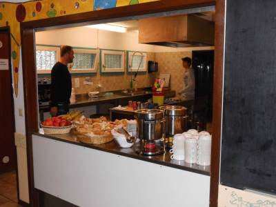 Essensausgabe fr die Besuchergruppe