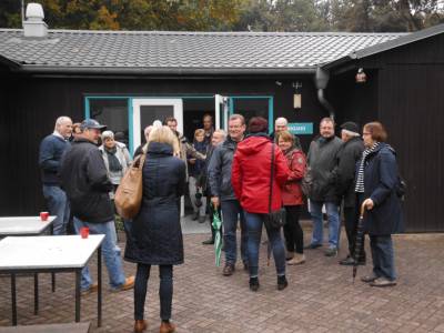 Gruppe vor dem Zentralgebude mit Seminar- und Schulungsrumen