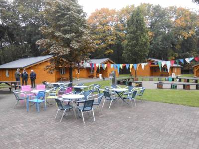 U-frmige Anordnung der Gruppenhuser um einen Zentralplatz der Bildungssttte