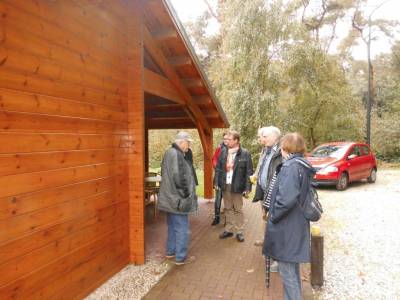 Vor einem Gruppenhaus