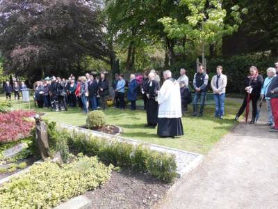 Segnung der Grber durch Pfarrer Afflerbach und Pastor Dieckmann