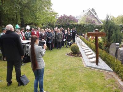 Blick auf die Grber und Teilnehmer