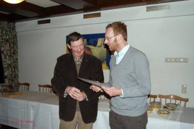 Ludger Tenhumberg nahm die Urkunde stellvertretend fr seine erkrankte Frau entgegen.