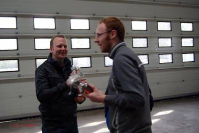 Vors. Michelswirth berreicht Prsent.