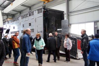 Gruppe vor Transporterrampe