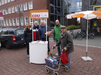 Helfer am Stand sorgen fr den Nachschub.