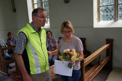 J. Franke berreicht einen Blumenstrauss fr den Altar