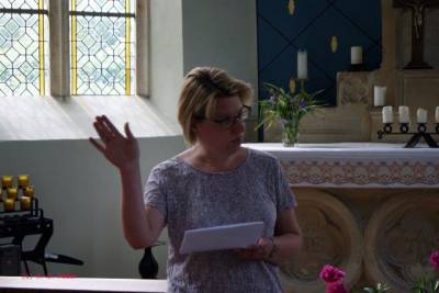 Frau Splietker erlutert die Geschichte der Kapelle