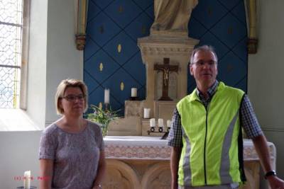 J. Franke und Frau Splietker in der Kapelle