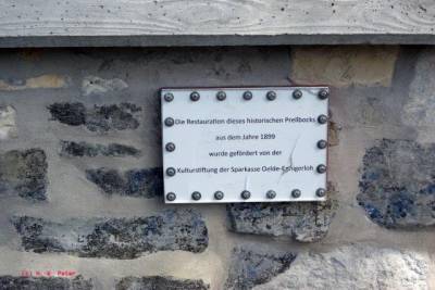 Hinweisschild neben anderen Erluterungsschildern