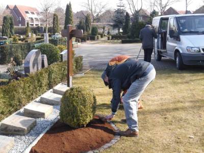 Grber und Anpflanzungen herrichten