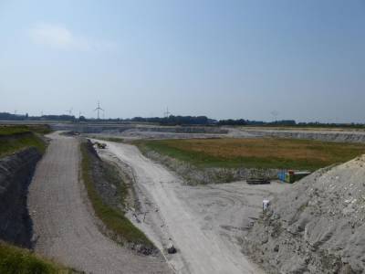 Blick nach Westen mit den Zufahrten zu den Abbaugebieten.  