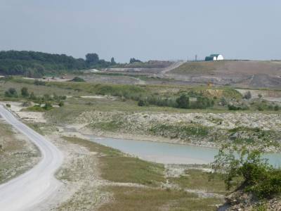 Blick nach Osten ausgebeutete Flchen mit der Mlldeponie im Hintergrund.