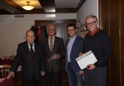 Die Jubilare des Jahres Fting, Stvesand und Bcker werden vom Vors. Aufderheide geehrt beim traditionellen Grnkohlessen.