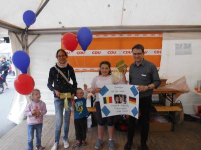 Vorsitzender D. Auferheide mit den Preistrgerinnen 1. und 2. Platz