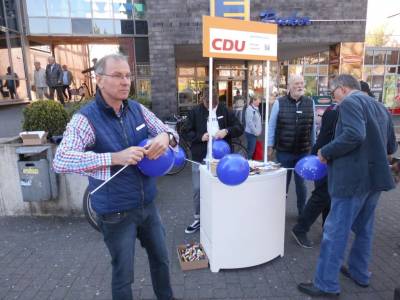 Josef fllt die begehrten Europaballons fr die Kleinen