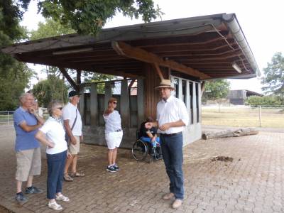 Hofrundgang mit Erluterungen hier der automatischen Futterraufen