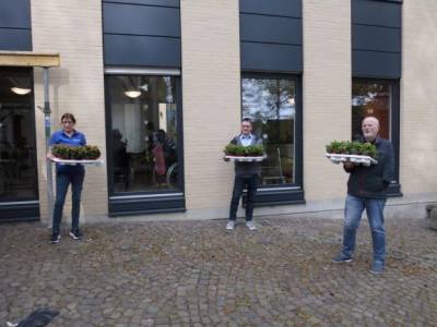 Blumenbergabe an die Diakonie.