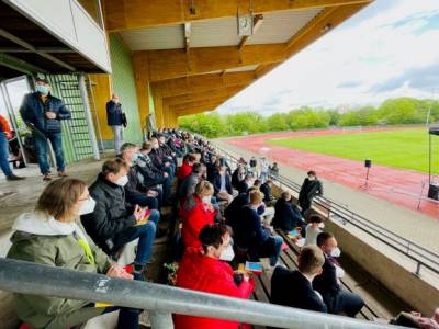 Die Vertreter aus dem Kreis auf der Sportplatztribne