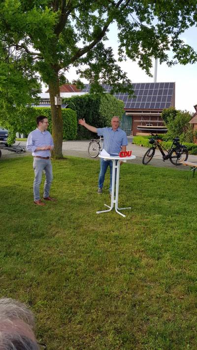 Er weit auf den fehlenden Radweg von Ennigerloh nach Hoetmar hin. Einziger Ort der von E.loh aus keinen Radweg hat.