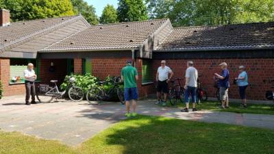 Gruppe sammelt sich vor der Weiterfahrt nach Beckum