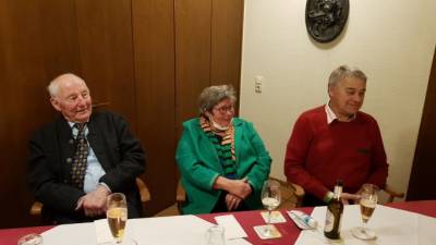 Jubilkare lauschen der Darstellung