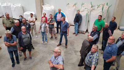 Besuchergruppe bei der Sackverpackung