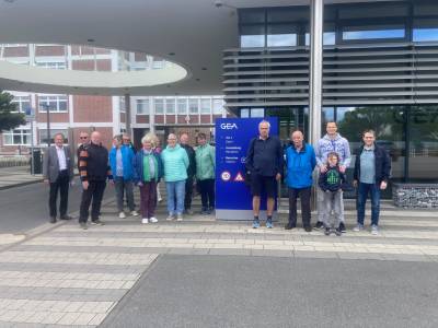 Radlergruppe am Firmeneingang